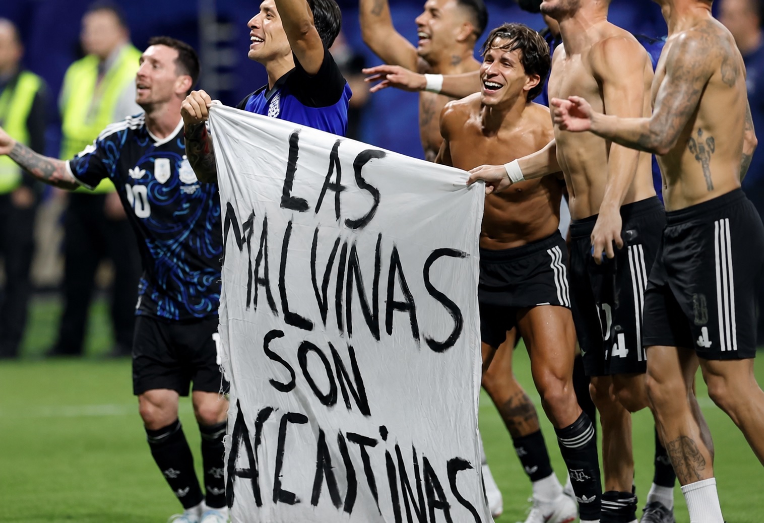 Las Malvinas son argentinas - jugadores argentinos con la bandera tras vencer a Inglaterra